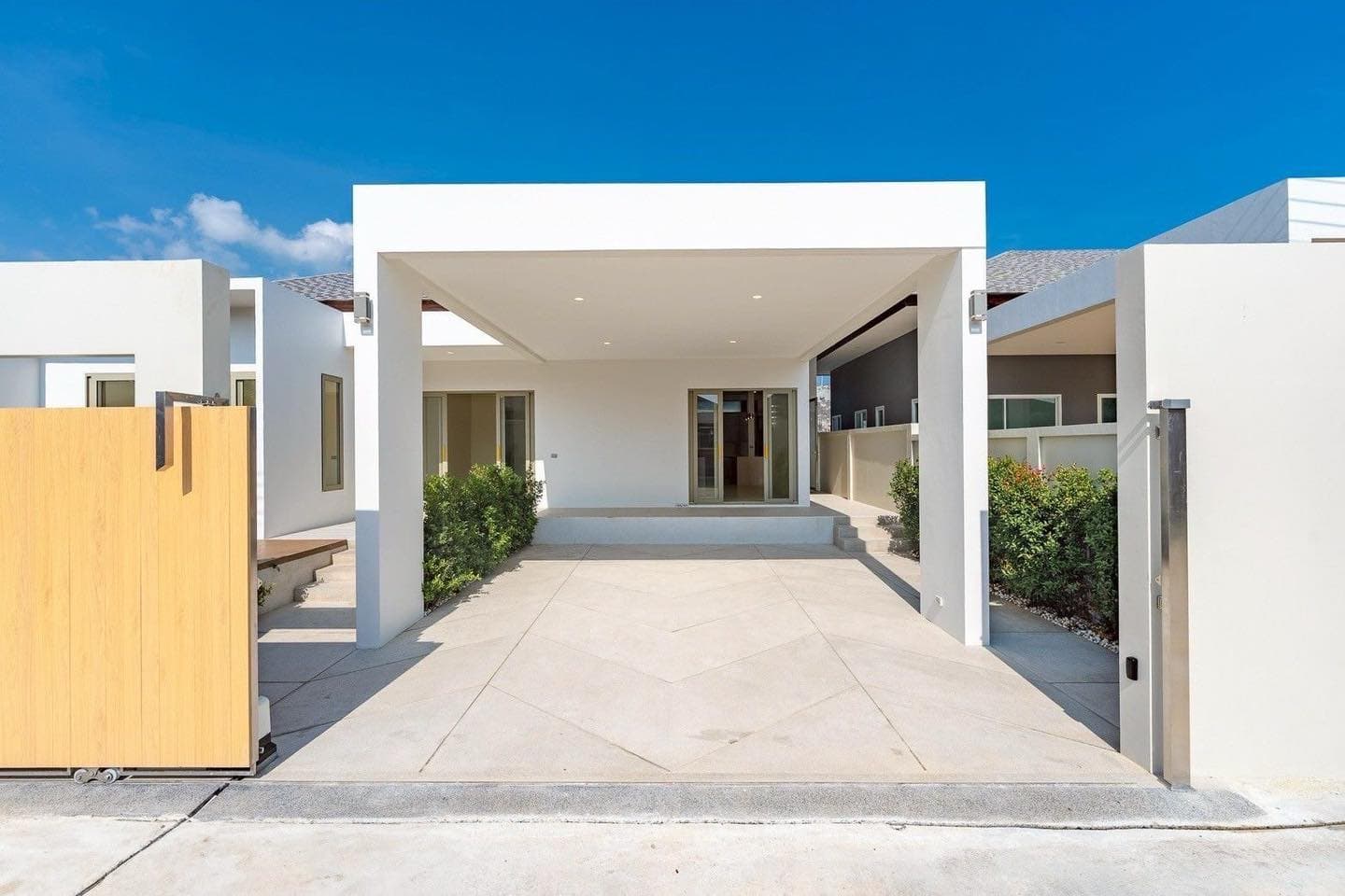 Luxurious Villa in Choeng Thaley thumbnail 2